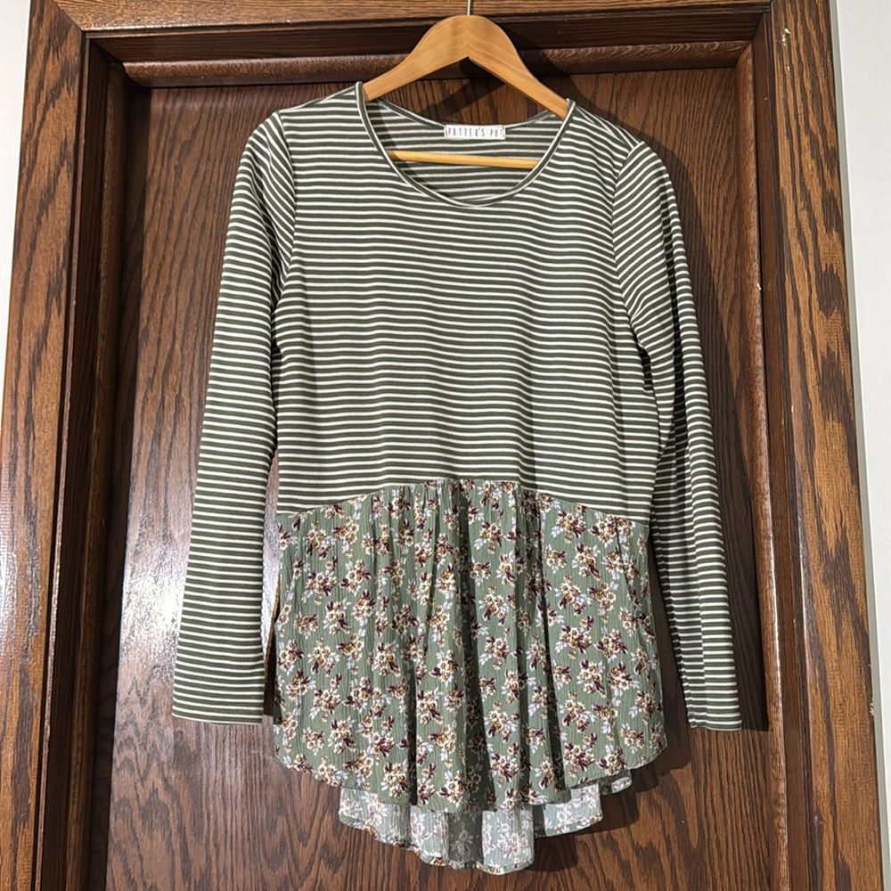 Lovely tunic with pockets, lightweight, and feminine.